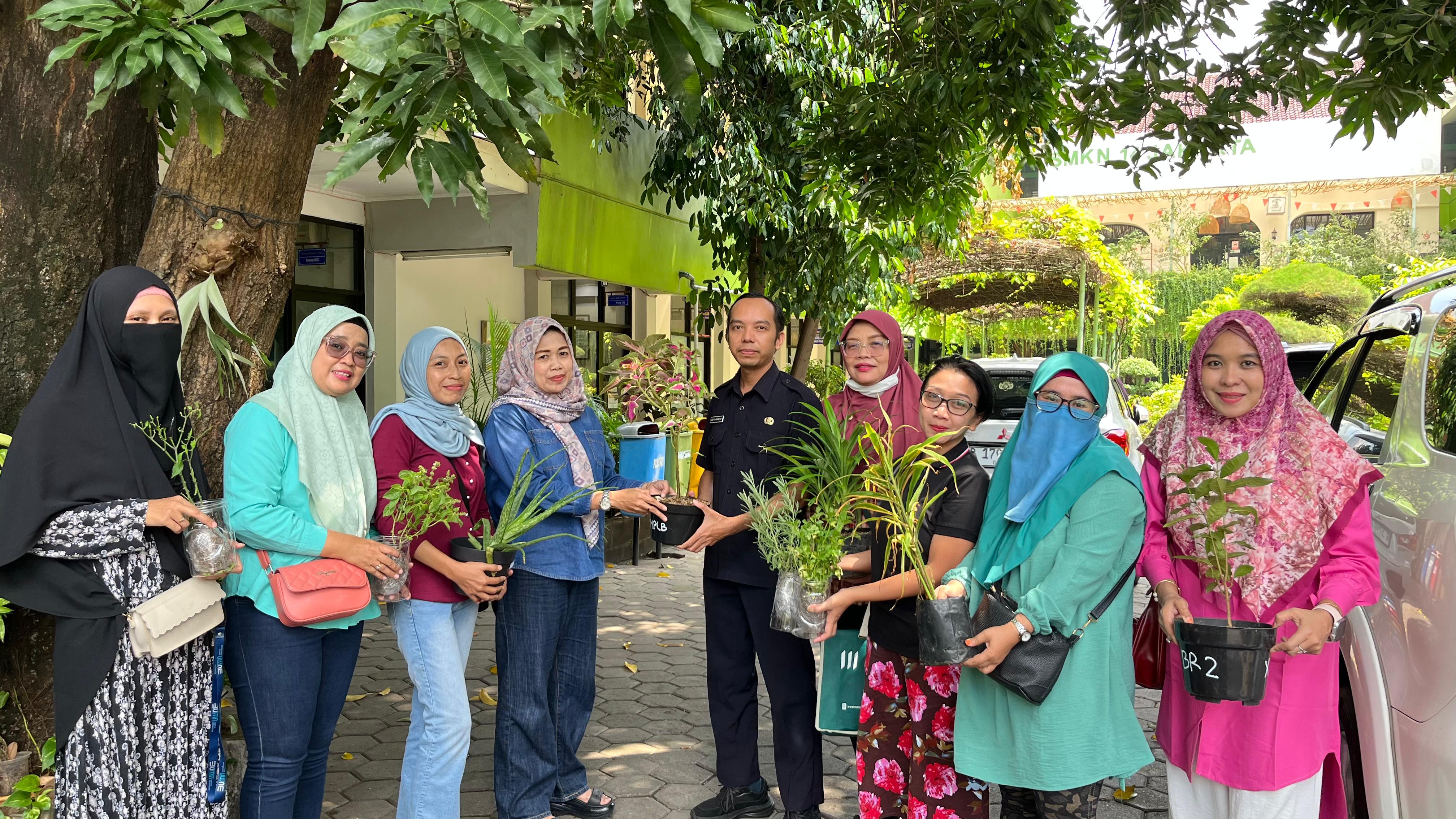 ADIWIYATA SMKN 14 DORONG PENGHIJAUAN LEWAT PENGUMPULAN TANAMAN - Foto 3